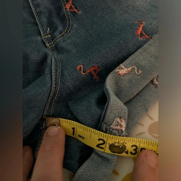 Rue21 High Waisted Cudded Denim Shorts Embroidered Pink Flamingos Size 7/8 🦩 - Picture 6 of 8